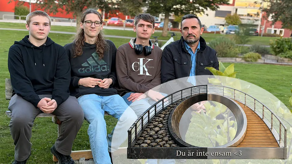 Tre ungdomskillar och en man sitter på en bänk och tittar in i kameran.