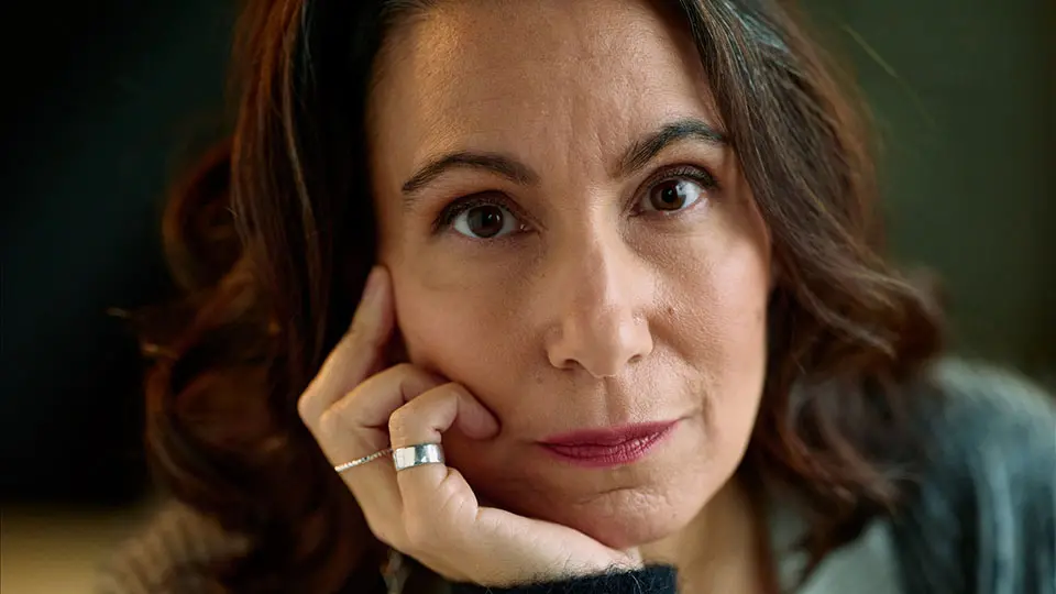 en kvinna i närbild som lutar hakan i handen