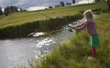 Bild på flicka som fiskar i Ätran.