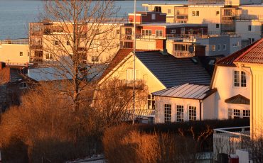 Bild på byggnader i Ulricehamn i kvällsljus.