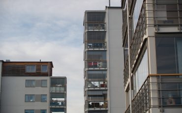 Balkong och lägenheter. Foto: Ulricehamns kommun