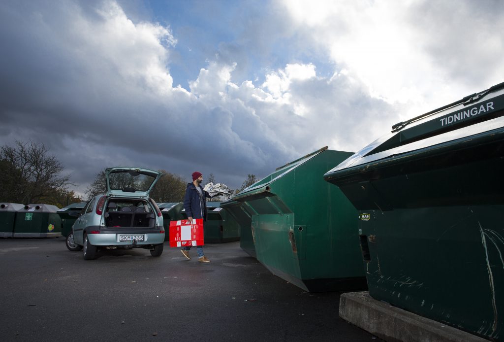 Återvinningsstation i Ulricehamn, på bilden syns två gröna containrar..