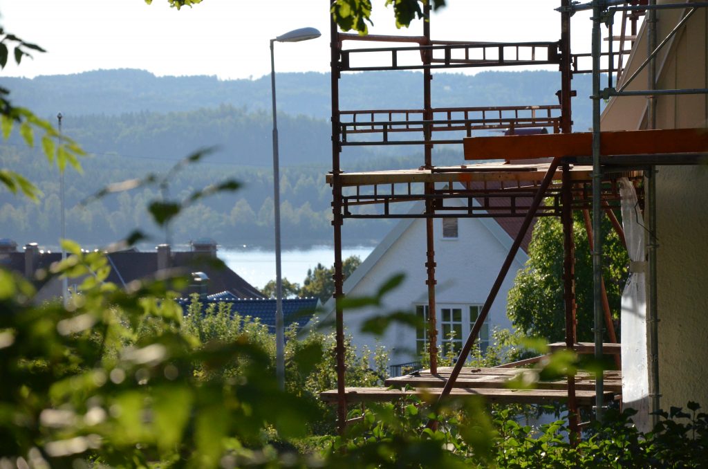 Byggställning vid ett hus i Ulricehamn.