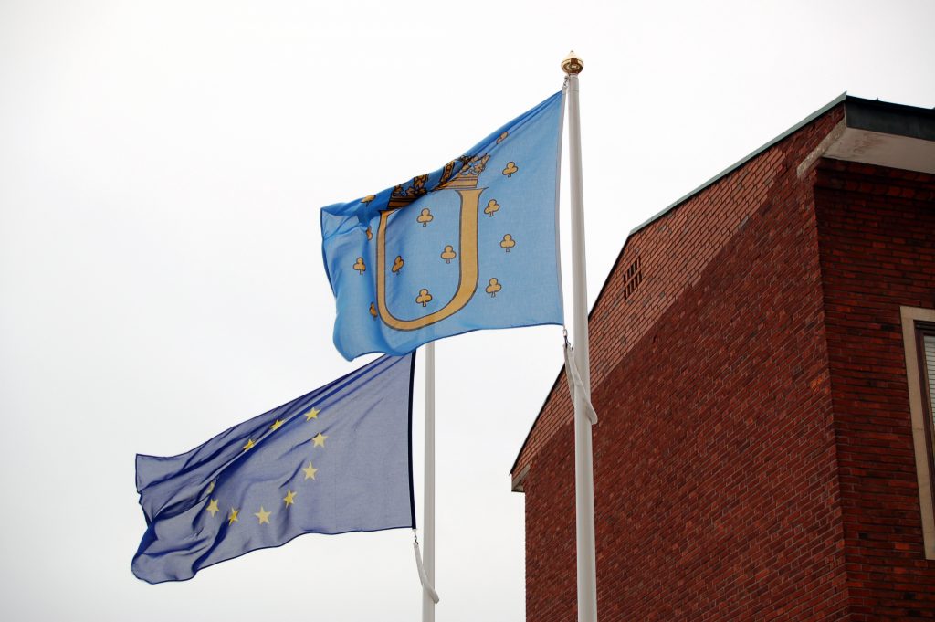 EU-flagga och Ulricehamns kommuns flagga