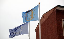 EU-flagga och Ulricehamns kommuns flagga