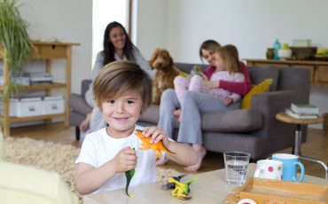 Pojke som leker med dinosaurier