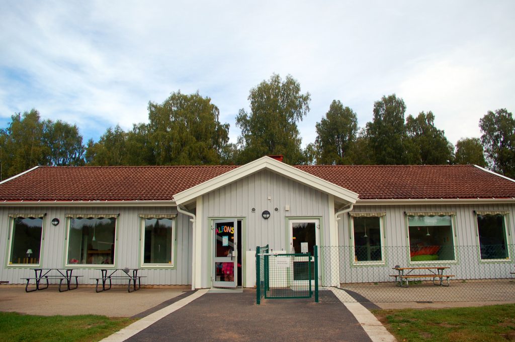 Bild på ett grått enplanshus med rött tegel som är Nitta förskola