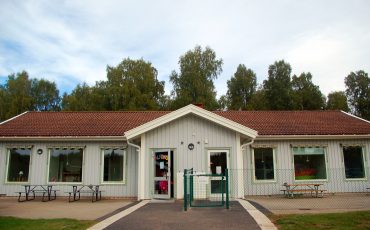 Bild på ett grått enplanshus med rött tegel som är Nitta förskola