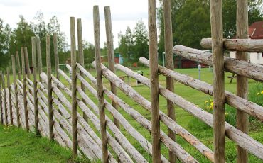 Ett staket gjort av trä.