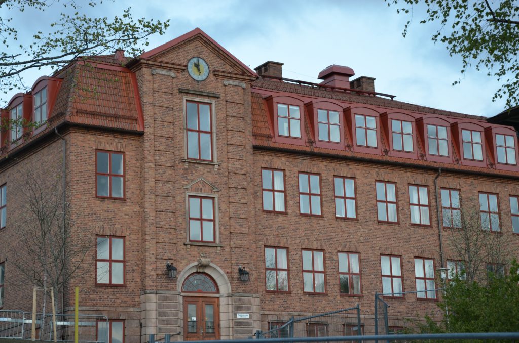 Bild på Bogesundsskolans övre skola. En stor tegelbyggnad i rött med flera våningar