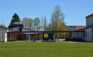 Bild på Dalums skola samt en gräsyta som ligger i förgrunden.