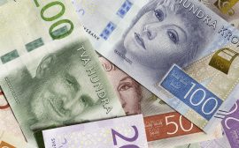 Bild på svenska sedlar i olika valörer