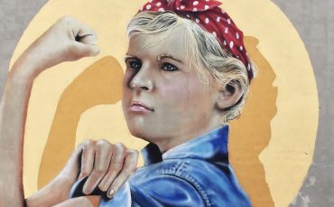Muralmålning på Ada Nilsson med knuten hand