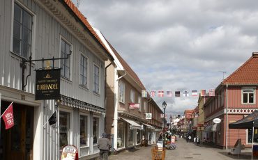 Gågatan i Ulricehamn som visar skyltar på olika verksamheter