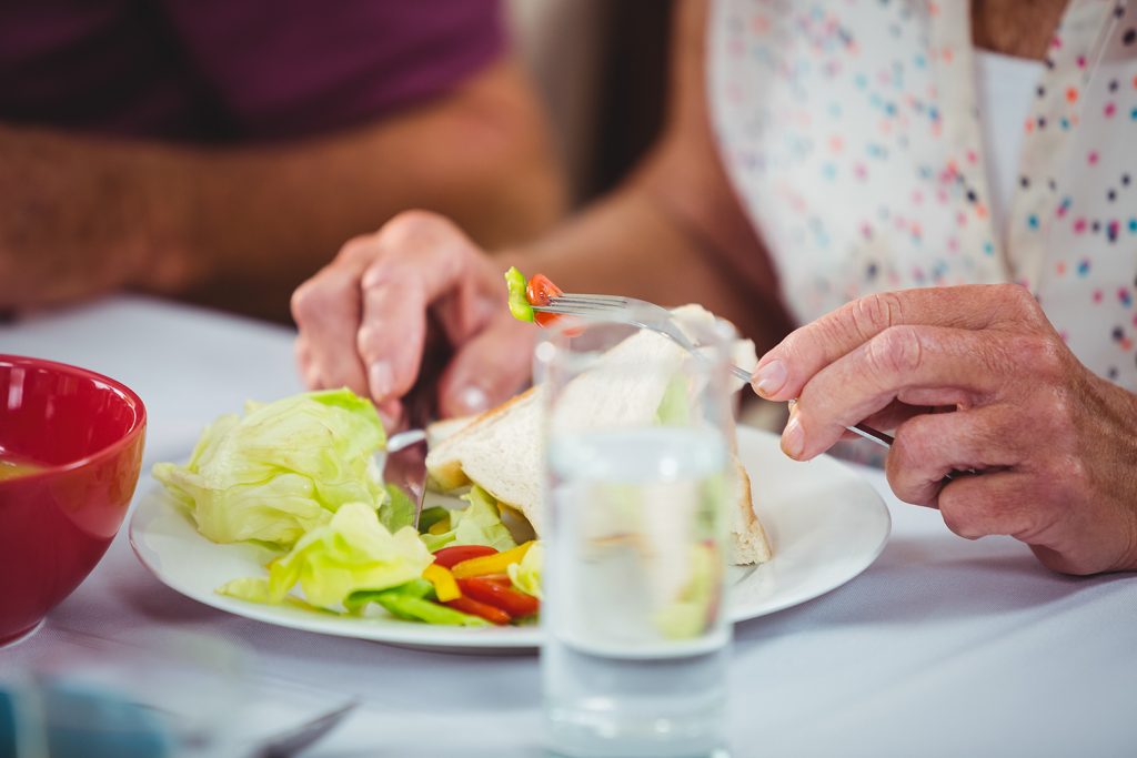 Äldre person som äter lunch