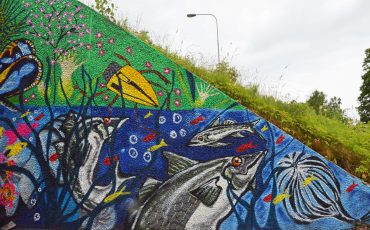 Bild på vattendjur som street-art i kanten av gångtunnel