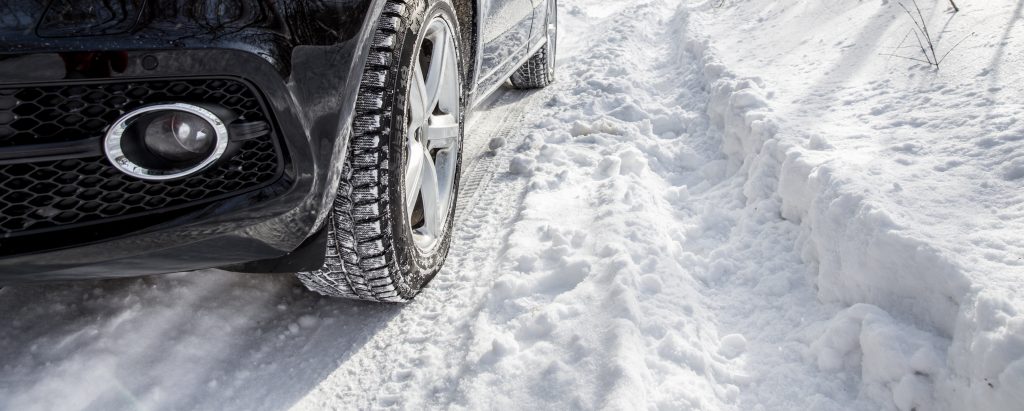 Bild på ett bilbakdäck som står i snö.