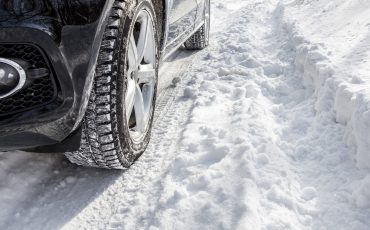 Bild på ett bilbakdäck som står i snö.