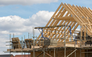 Timmer inom ramen för hus takstolar med byggnadsställning