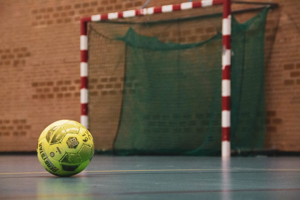 En handboll framför ett handbollsmål
