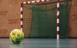 En handboll framför ett handbollsmål