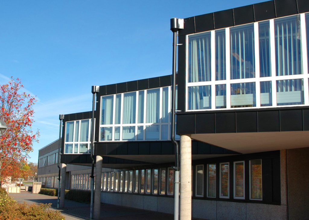 Bild på en del av Tingsholmsgymnasiets fasad