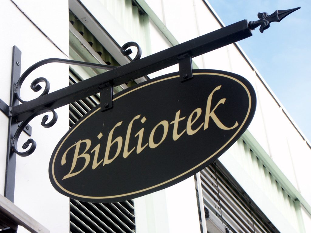 Stadsbibliotekets skylt i närbild.