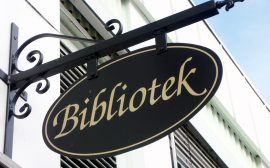 Stadsbibliotekets skylt i närbild.