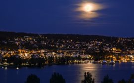 Ulricehamn i månsken.