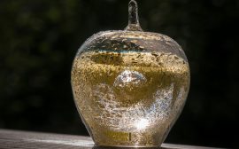 En genomskinlig glasskulptur i fomr av ett äpple