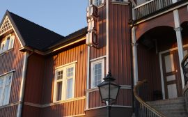 Närbild på Folketshus där bioskylten syns