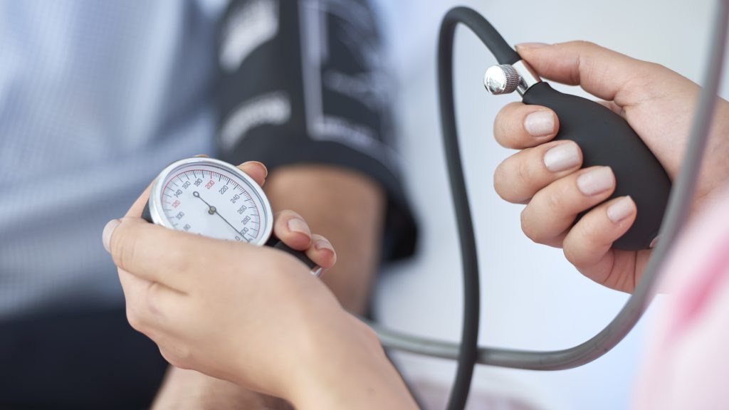 Sjuksköterska mäter blodtryck