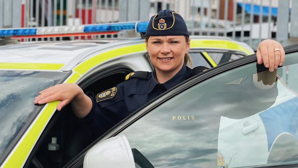 Kommunpolis vid polisbil i Ulricehamn