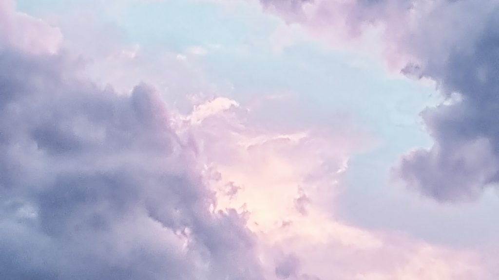 Rosa och lila moln i himlen