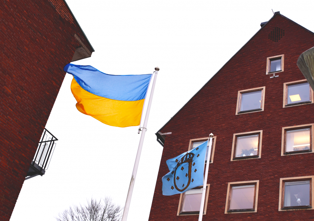 Ukrainas och Ulricehamns kommuns flagga vajar utanför stadshuset.