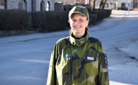 Kvinnlig representant för Hemvärnet i militärgrön uniform