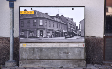 En gammal bild av Storgatan 2 pryder ett elskåp.