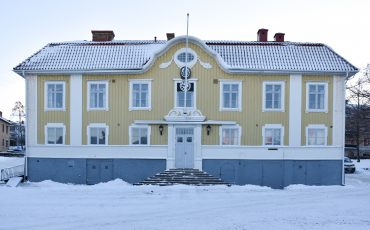 Gult trähus vid Stora torget i Ulricehamn