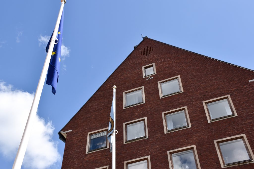 Flaggor utanför stadshuset i Ulricehamn