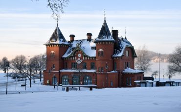 Rött tegelhus med tinnar och torn