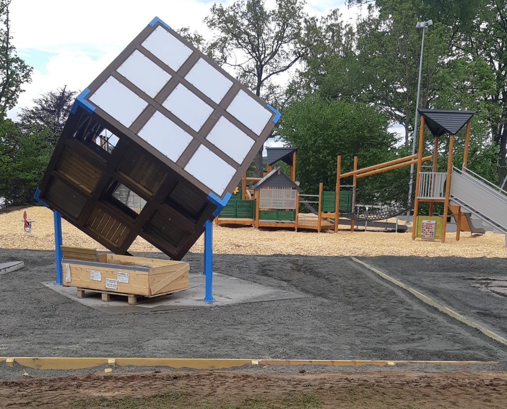 Lekplats i stadsparken, en klätterkub i förgrunden