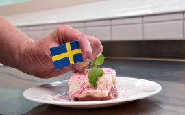 Ulricehamnsbakelsen med en flagga på toppen