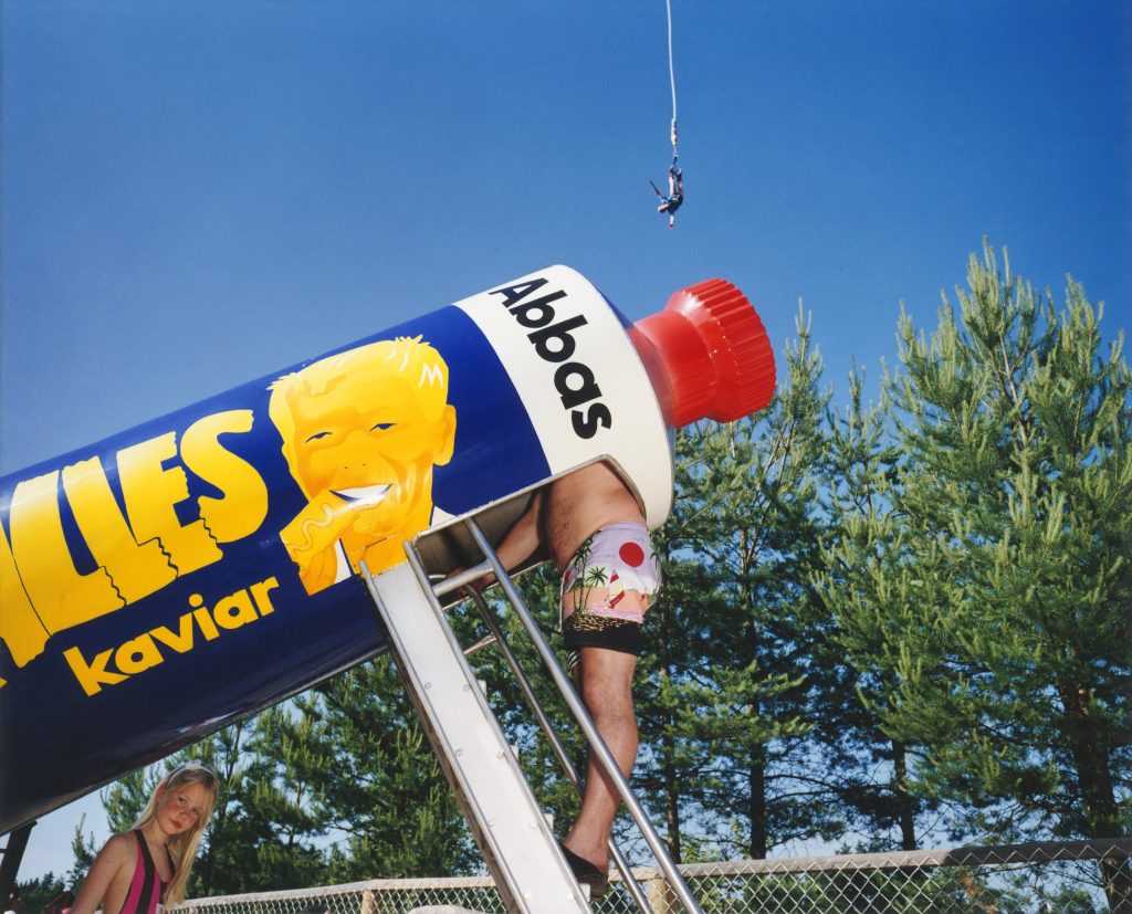 En kaviartub som är gjord som en rutschbana. Ett barn försöker klättra in. Bilden är från Skara sommarland.