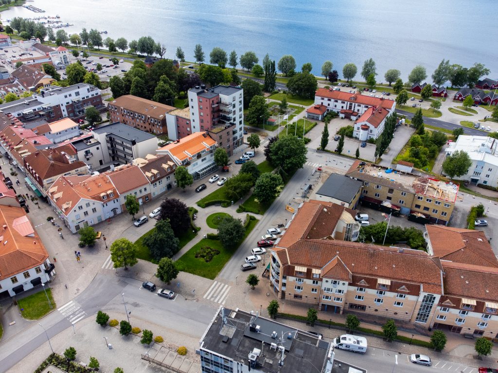 Vy över pittoresk citykärna vid sjö