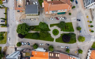 Vy över grönt parkområde i centrala Ulricehamn