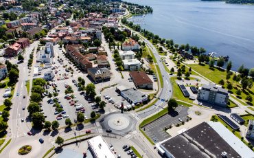 Vy över citykärna vid sjö