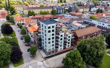 Vitt höghus i pittoresk citykärna