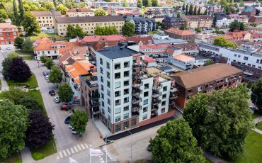 Vitt höghus i pittoresk citykärna