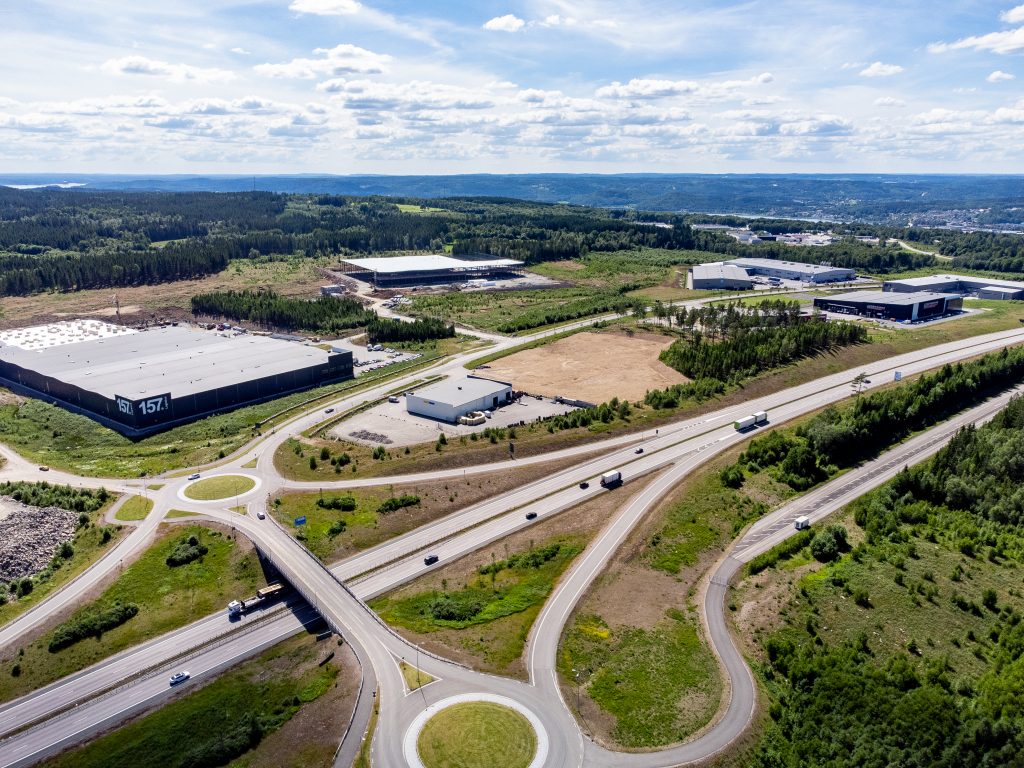 Vy över industriområde sommartid