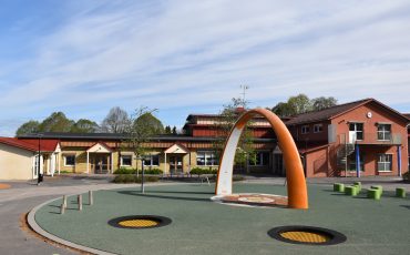 Skolgården med lekplats. I bakgrunden syns Hökerums skola